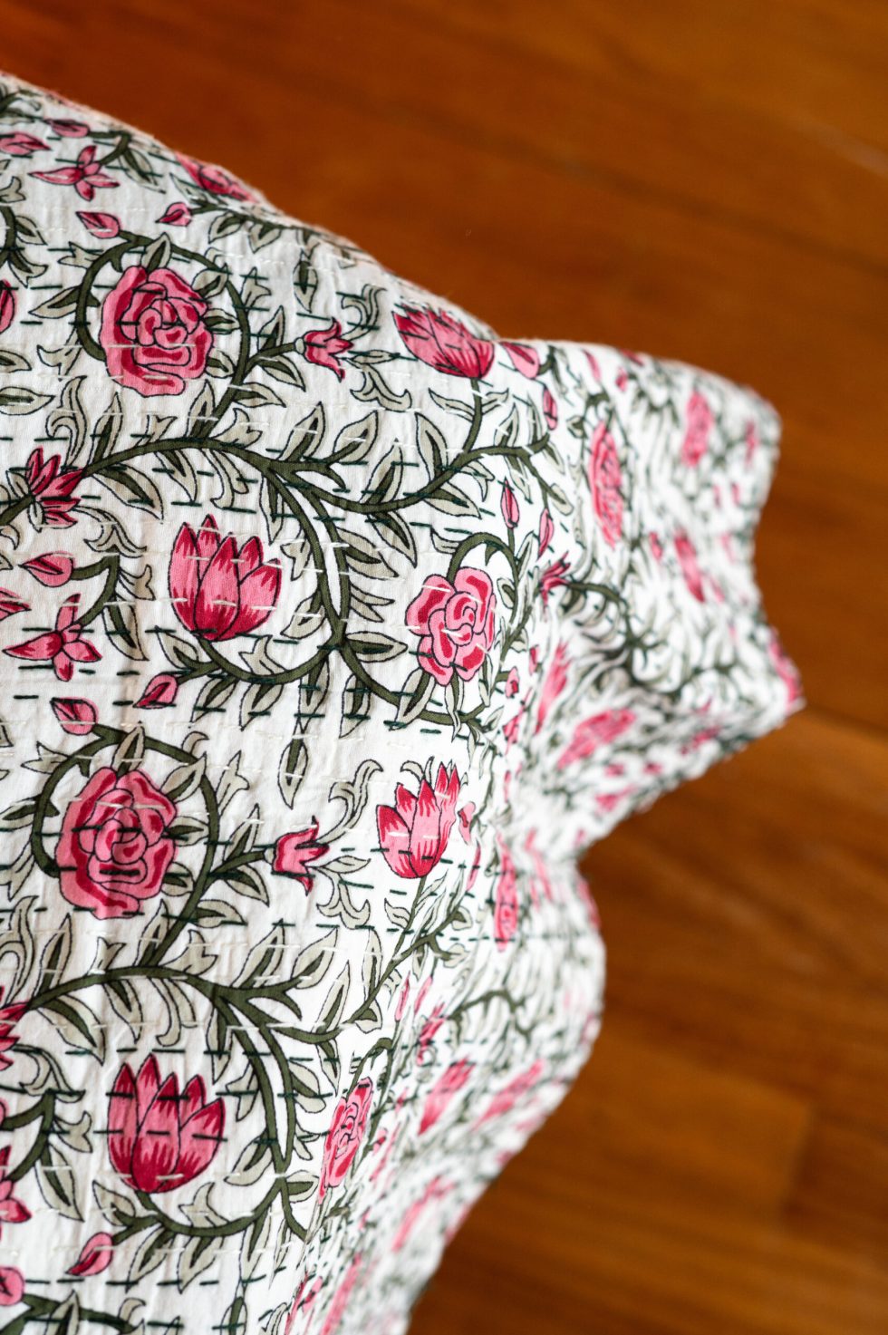 Sogni un copriletto che sia leggero, versatile e perfetto per le stagioni più calde? Allora scopri i nostri copriletti realizzati con la tradizionale tecnica Rajistana.