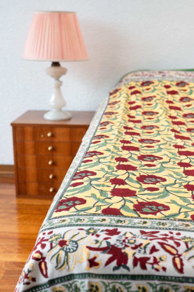 Per la camera da letto, un copriletto indiano è l'elemento chiave per creare un ambiente accogliente e dal sapore orientale