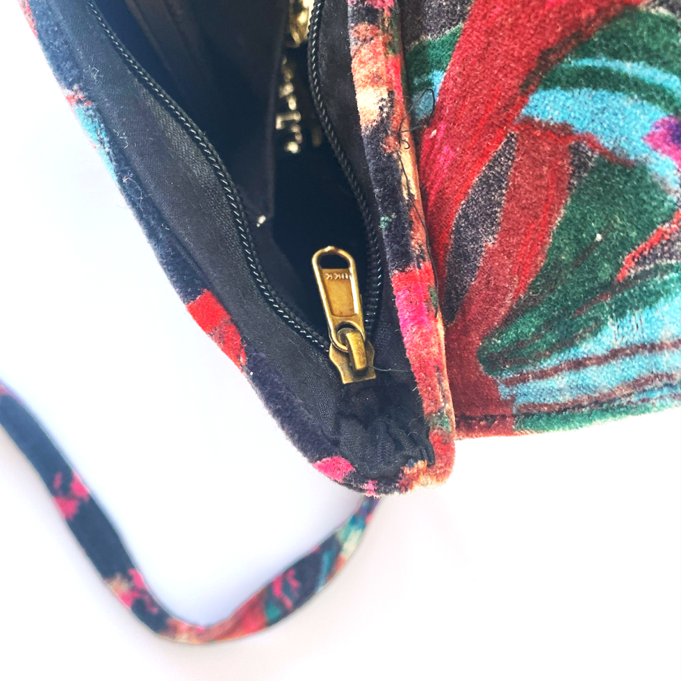 Borsa in velluto nero artigianale con disegni ispirati alla natura. Elegante, pratica e realizzata con cura.