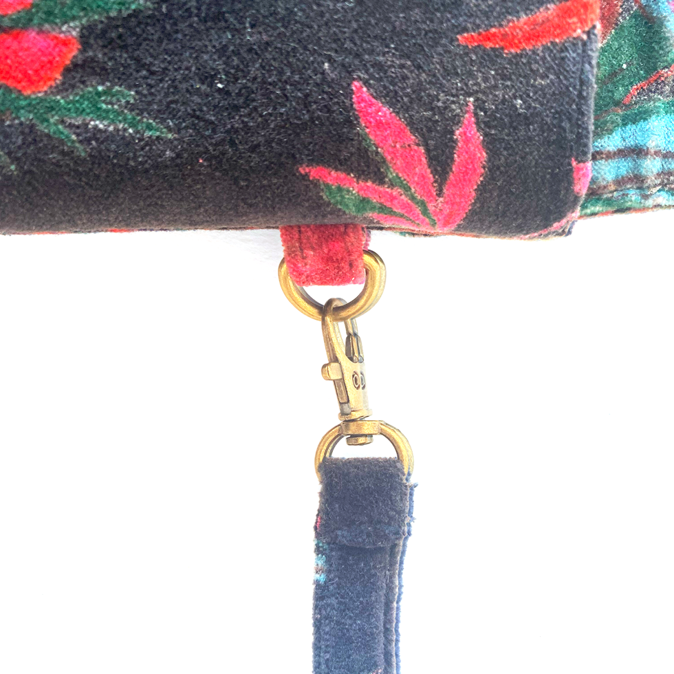 Borsa in velluto nero artigianale con disegni ispirati alla natura. Elegante, pratica e realizzata con cura.