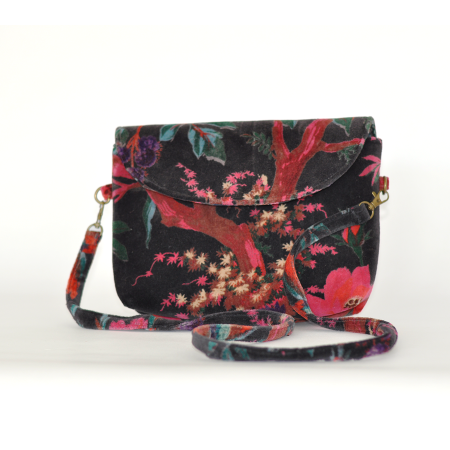 Borsa in velluto nero artigianale con disegni ispirati alla natura. Elegante, pratica e realizzata con cura.