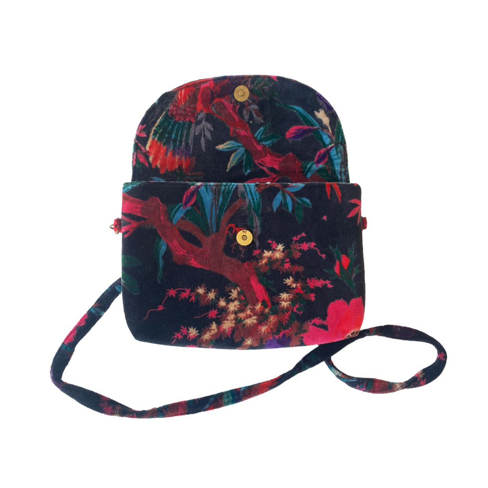Borsa in velluto nero artigianale con disegni ispirati alla natura. Elegante, pratica e realizzata con cura.