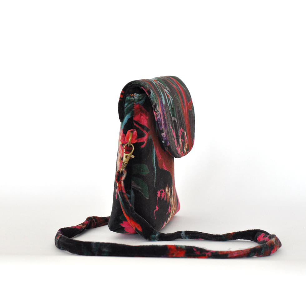 Borsa in velluto nero artigianale con disegni ispirati alla natura. Elegante, pratica e realizzata con cura.