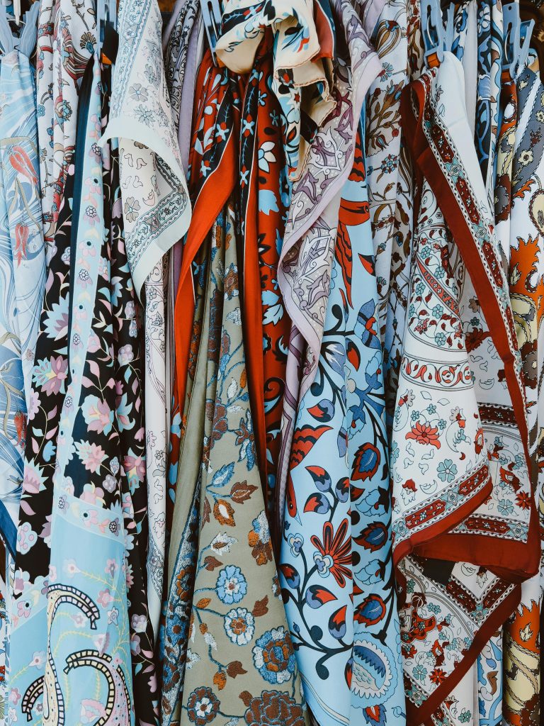 i teli indiani sono la soluzione perfetta. Questi tessuti versatili e colorati, spesso chiamati anche tappezzerie indiane o copriletti indiani, sono ideali per aggiungere un'atmosfera boho chic e etnica ai tuoi ambienti.