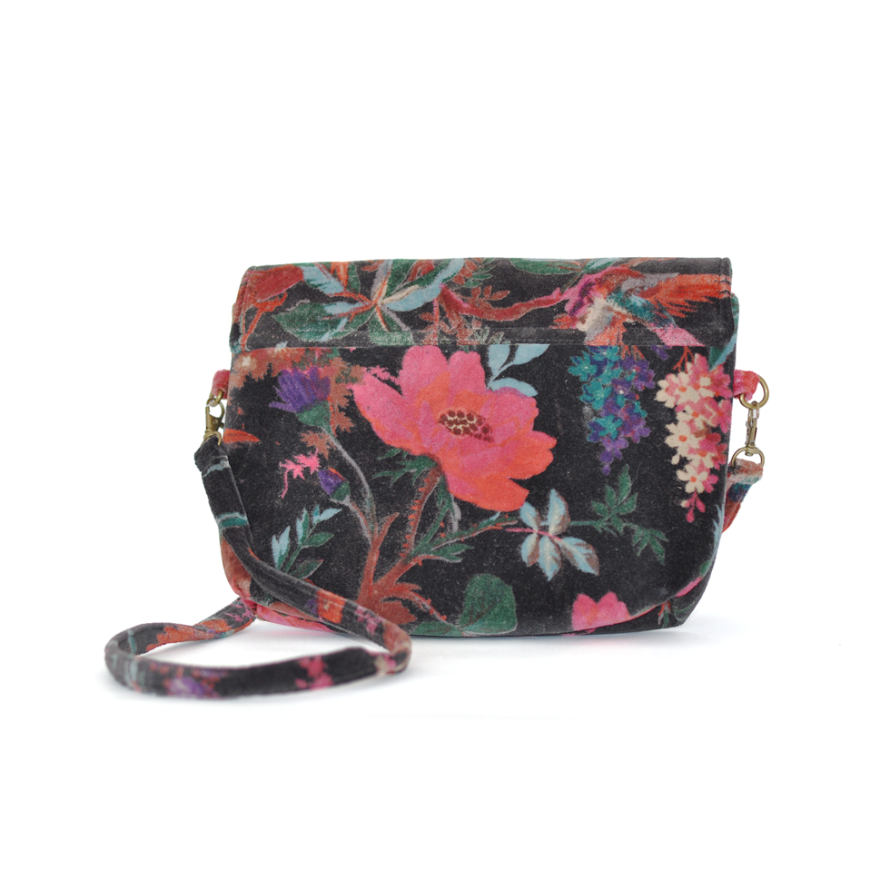 Borsa in velluto nero artigianale con disegni ispirati alla natura. Elegante, pratica e realizzata con cura.