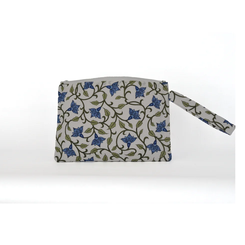 Pochette porta oggetti in cotone con motivi indiani blu e bianchi. Comoda e versatile, misura 28×20 cm