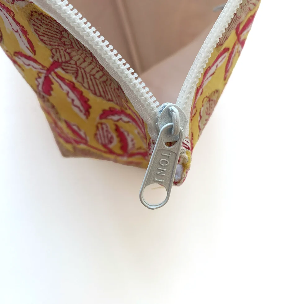 AGR01PL-dettagli- Pochette in cotone grande Anoki – Giallo e Rosso con motivi indiani