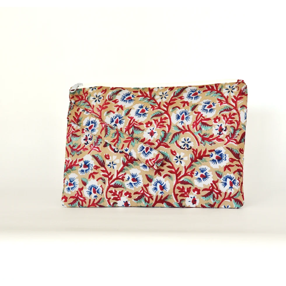 Pochette porta oggetti in cotone con fantasie indiane: stile e praticità per la tua vita quotidiana Sei stanca delle borse ingombranti e cerchi una soluzione alternativa? noi abbiamo la soluzione per te! Ecco le nostre pochette versatili e alla moda per portare con te i tuoi oggetti essenziali